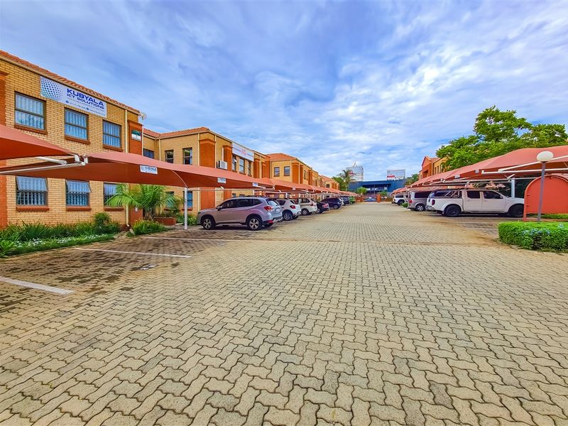 Modern 117m2 Office to Let in Begzicht Office Park - Photo 2