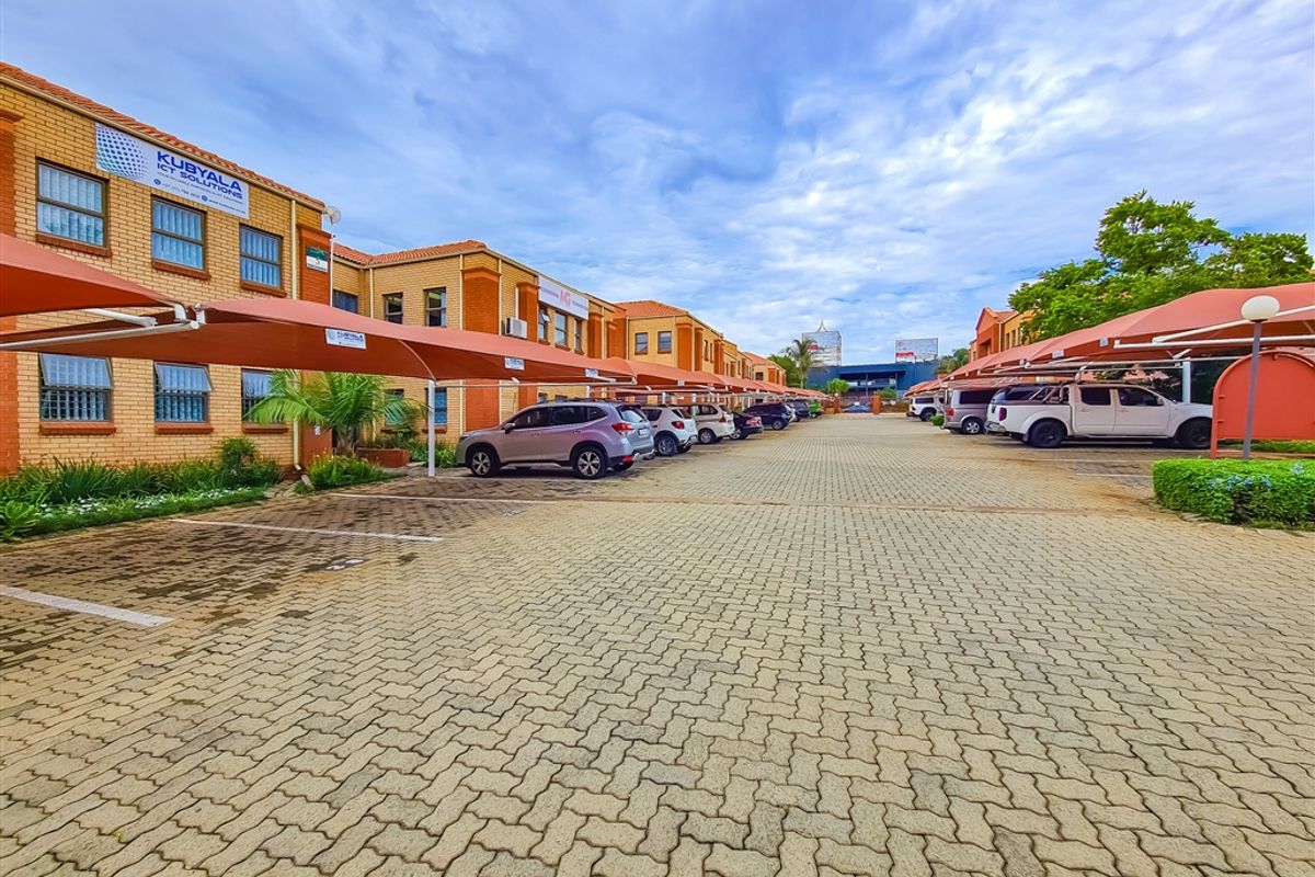 Modern 117m2 Office to Let in Begzicht Office Park - Photo 2