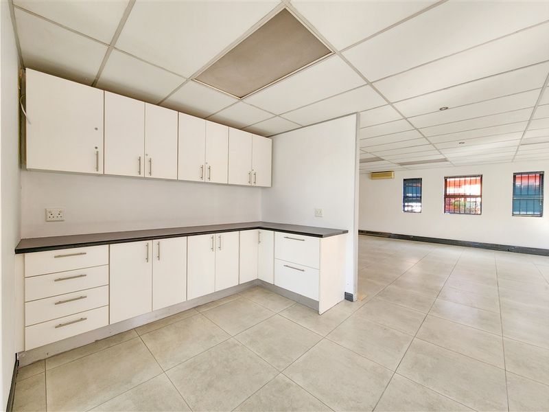 Modern 117m2 Office to Let in Begzicht Office Park - Photo 8