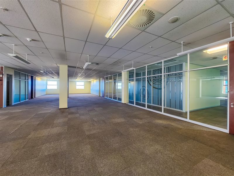 1073m2 Modern Office to Let in Constanti Kloof - Photo 9