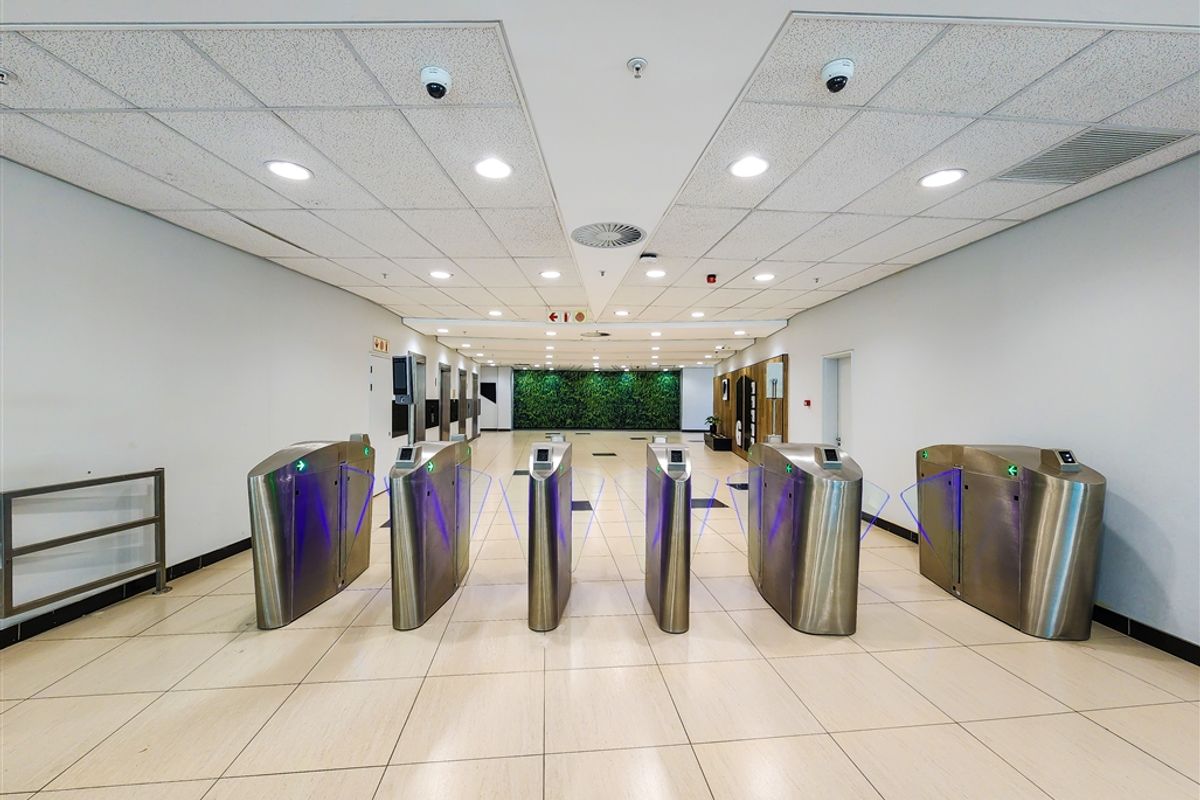 1073m2 Modern Office to Let in Constanti Kloof - Photo 2