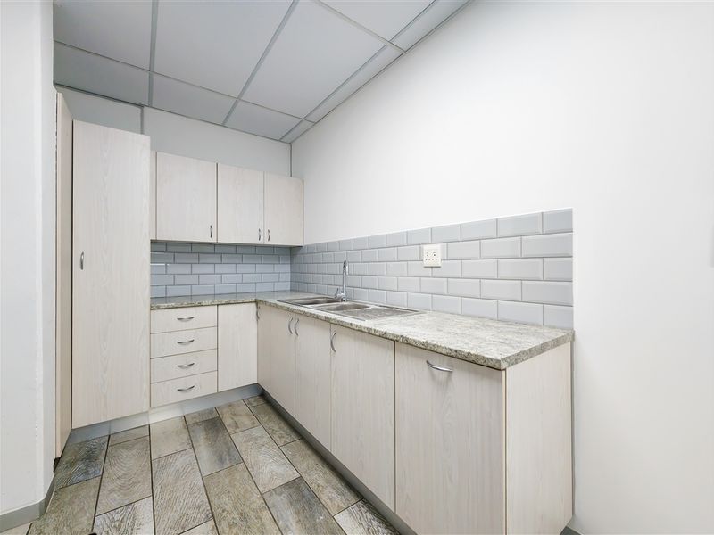 211m2 Modern Office to Let in Infinity Business Park - Photo 10