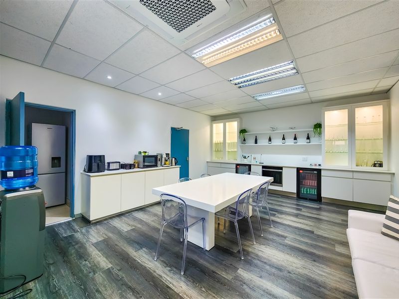 228m2 Modern Office For Sale in Cedar Tree Office Park - Photo 9