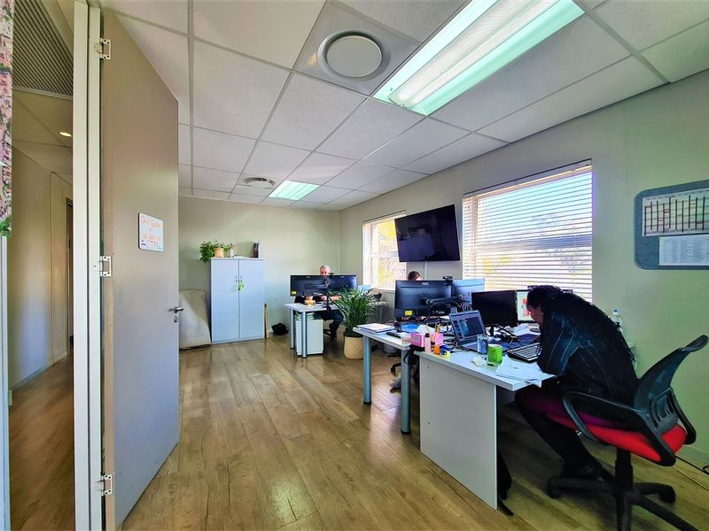 Modern 183m2 Office For Sale in Willow Wood Office Park - Photo 9
