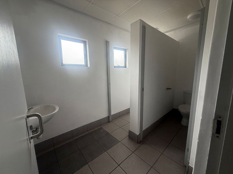 Light Industrial Warehouse To Let in Cornubia - Photo 7