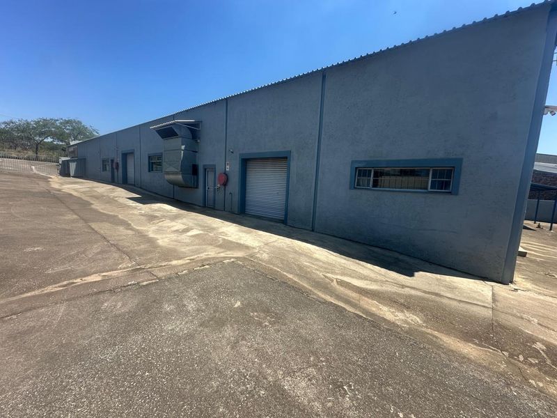A Grade Factory building with workshops, offices, ablution facilities and kitchen. Rocky Drift Nst - Photo 3