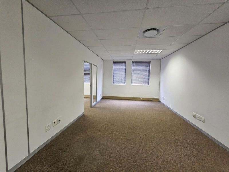 TO LET – Prestigious Office Space ±164 m2 – The Boardwalk Office Park I Open-Plan and Private Office - Photo 9