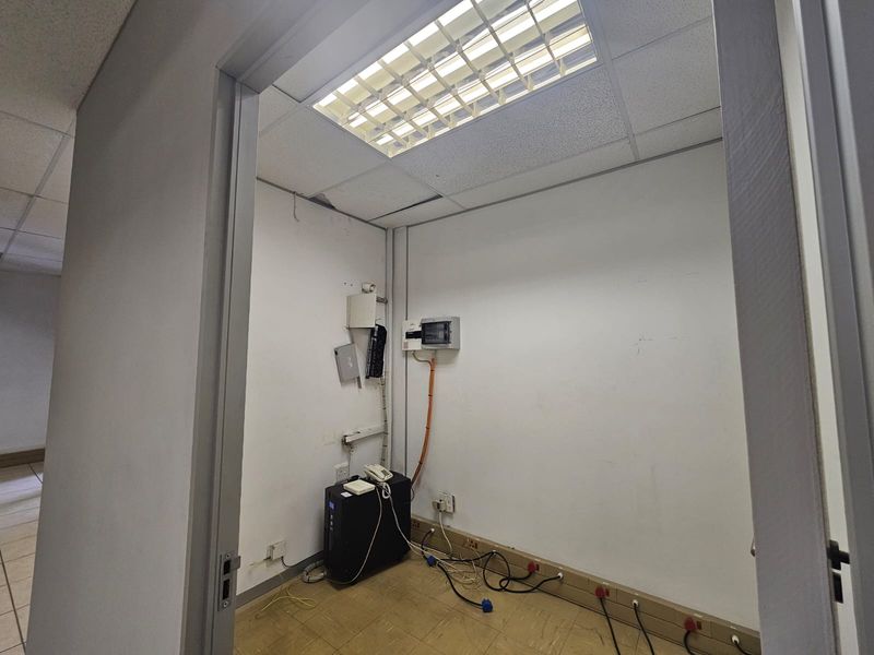 TO LET – Prestigious Office Space ±164 m2 – The Boardwalk Office Park I Open-Plan and Private Office - Photo 8