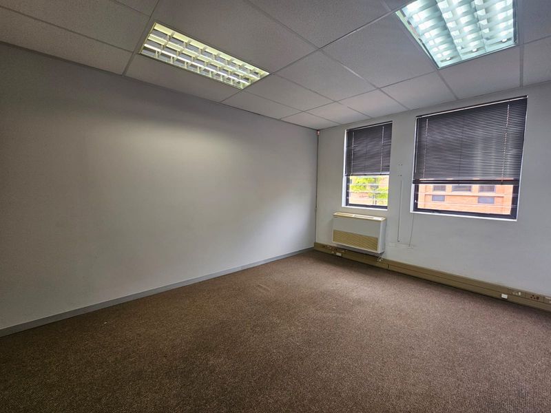 TO LET – Prestigious Office Space ±164 m2 – The Boardwalk Office Park I Open-Plan and Private Office - Photo 7
