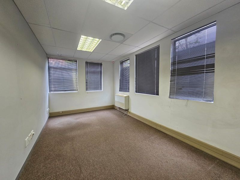 TO LET – Prestigious Office Space ±164 m2 – The Boardwalk Office Park I Open-Plan and Private Office - Photo 6
