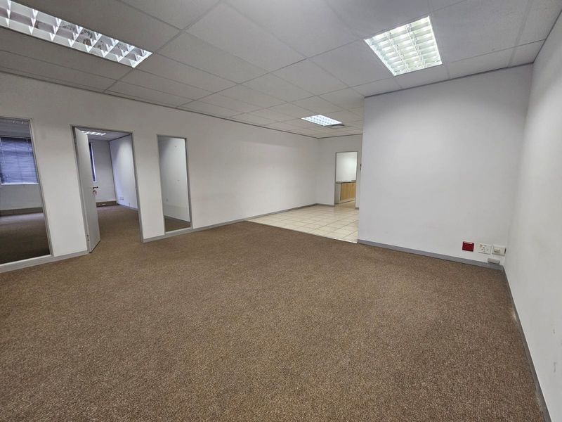 TO LET – Prestigious Office Space ±164 m2 – The Boardwalk Office Park I Open-Plan and Private Office - Photo 4