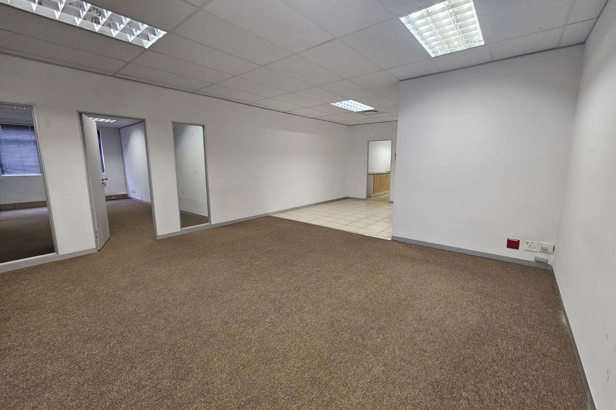 TO LET – Prestigious Office Space ±164 m2 – The Boardwalk Office Park I Open-Plan and Private Office - Photo 4