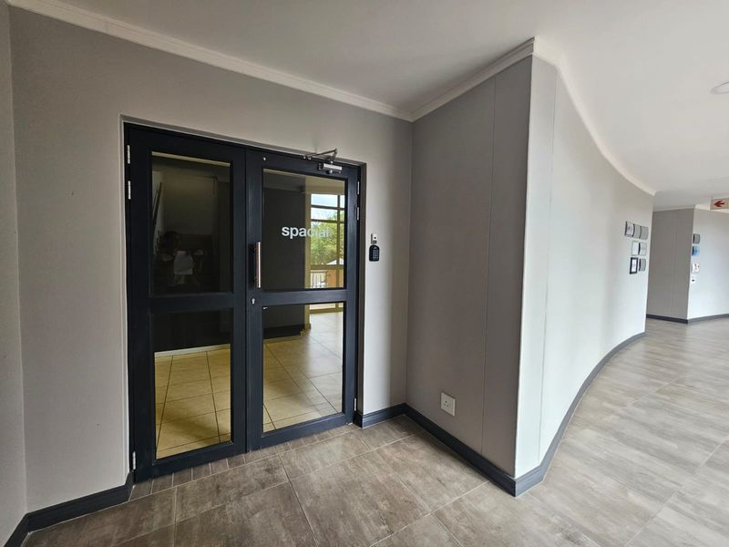 TO LET – Prestigious Office Space ±164 m2 – The Boardwalk Office Park I Open-Plan and Private Office - Photo 2