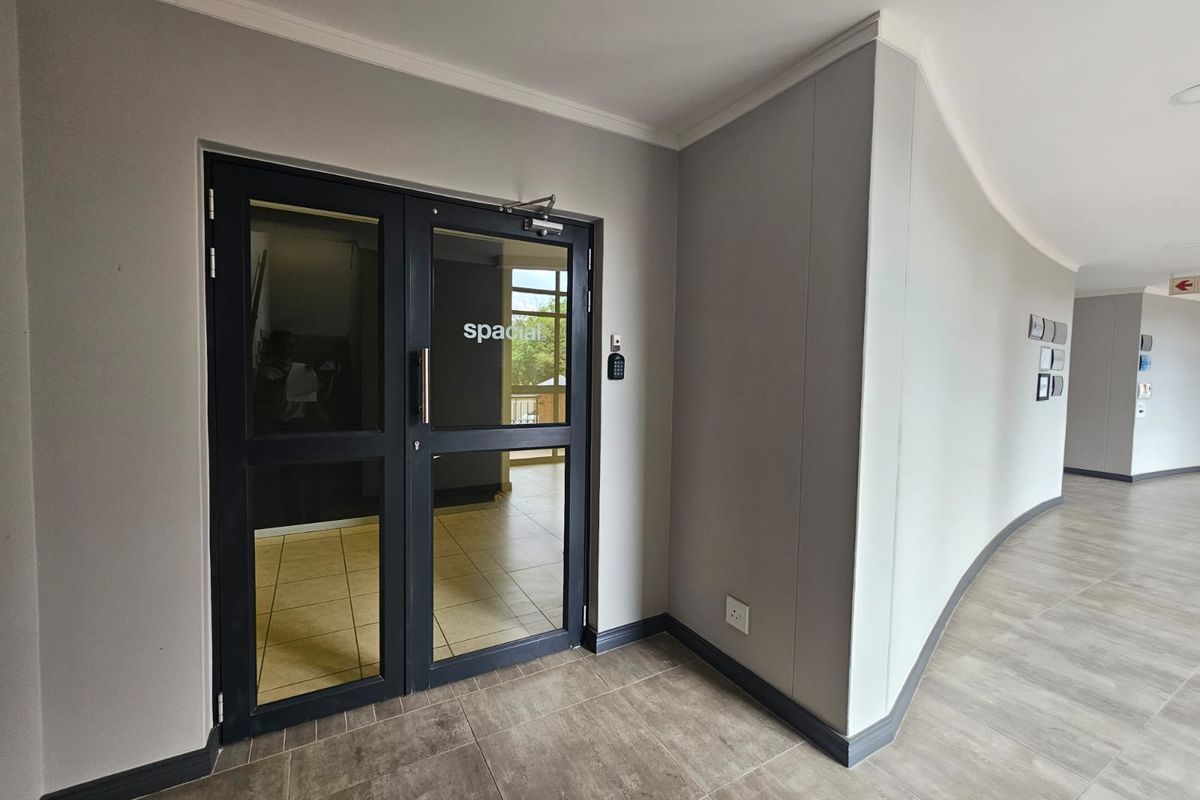 TO LET – Prestigious Office Space ±164 m2 – The Boardwalk Office Park I Open-Plan and Private Office - Photo 2