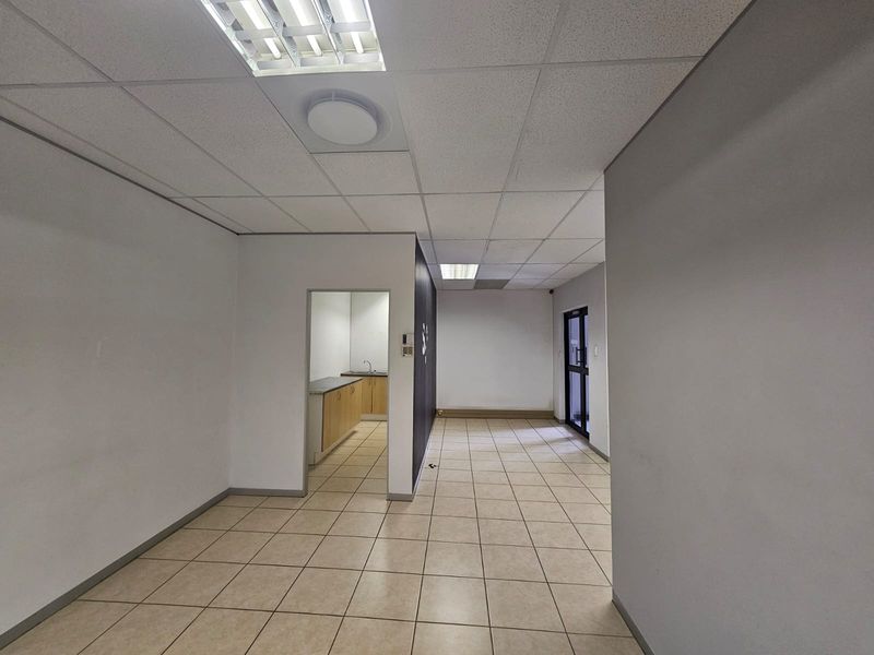 TO LET – Prestigious Office Space ±164 m2 – The Boardwalk Office Park I Open-Plan and Private Office - Photo 3