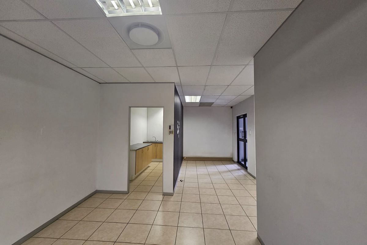 TO LET – Prestigious Office Space ±164 m2 – The Boardwalk Office Park I Open-Plan and Private Office - Photo 3