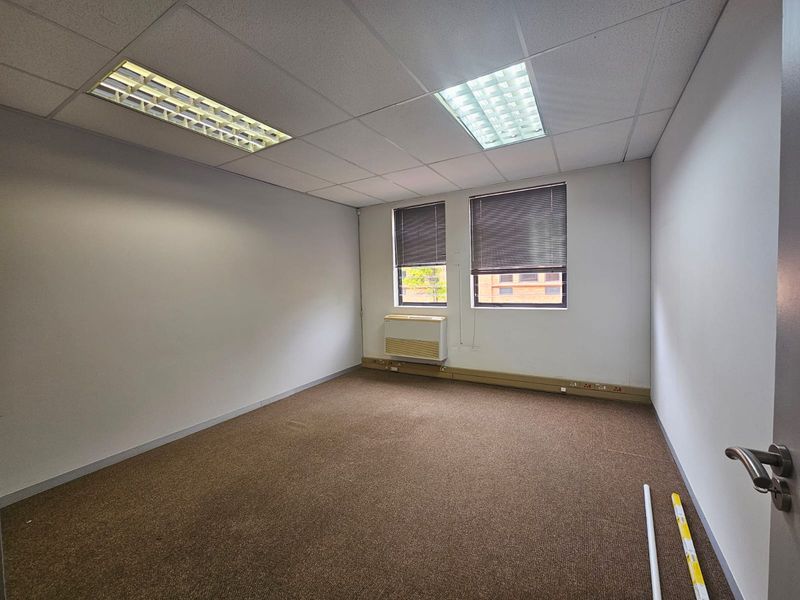 TO LET – Prestigious Office Space ±164 m2 – The Boardwalk Office Park I Open-Plan and Private Office - Photo 5
