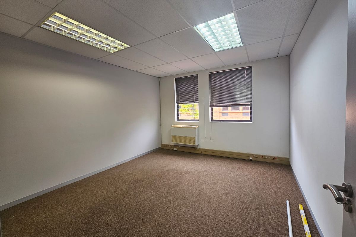 TO LET – Prestigious Office Space ±164 m2 – The Boardwalk Office Park I Open-Plan and Private Office - Photo 5