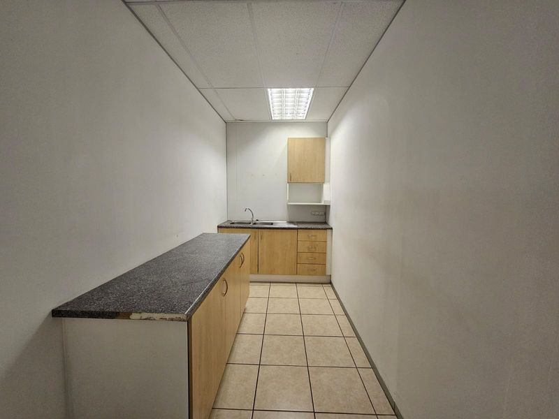 TO LET – Prestigious Office Space ±164 m2 – The Boardwalk Office Park I Open-Plan and Private Office - Photo 10