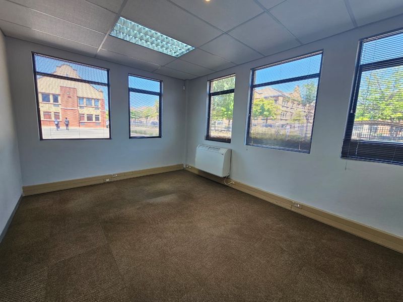 TO LET – Prestigious Office Space ±271 m2 I The Boardwalk Office Park I Open-Plan and Private Office - Photo 10