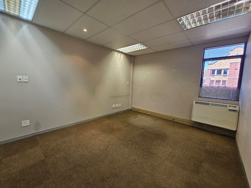 TO LET – Prestigious Office Space ±271 m2 I The Boardwalk Office Park I Open-Plan and Private Office - Photo 9