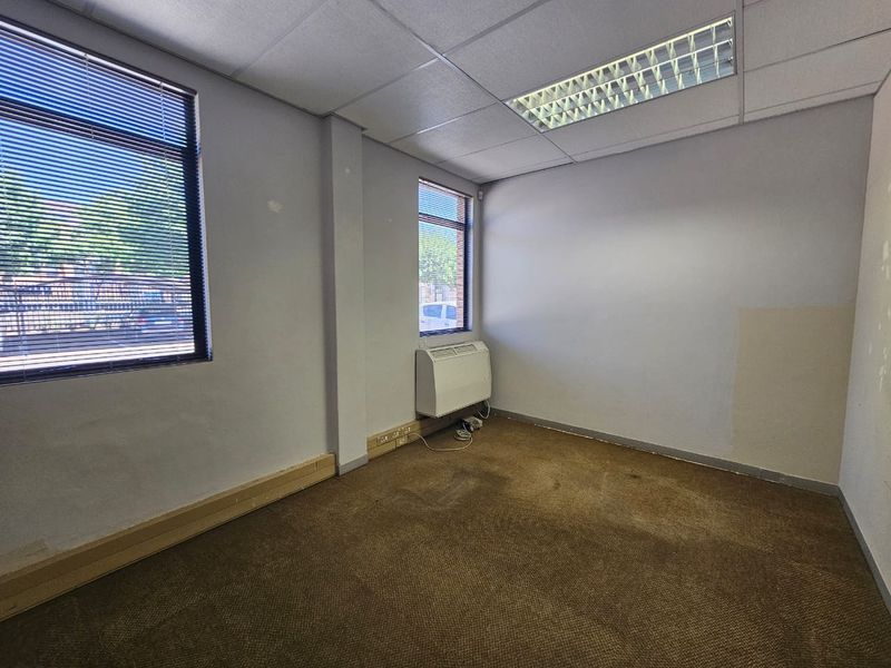 TO LET – Prestigious Office Space ±271 m2 I The Boardwalk Office Park I Open-Plan and Private Office - Photo 8