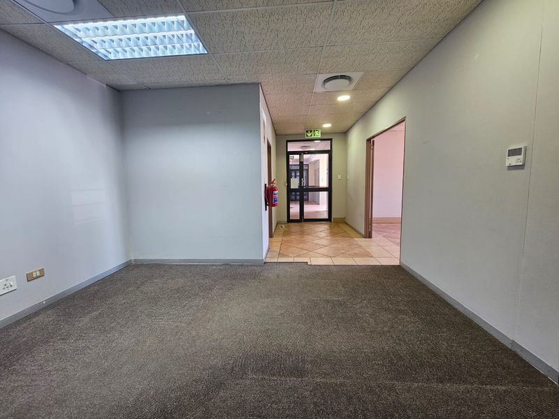 TO LET – Prestigious Office Space ±271 m2 I The Boardwalk Office Park I Open-Plan and Private Office - Photo 7