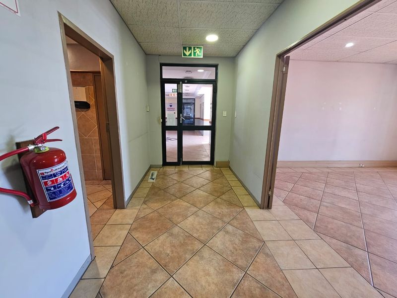 TO LET – Prestigious Office Space ±271 m2 I The Boardwalk Office Park I Open-Plan and Private Office - Photo 5