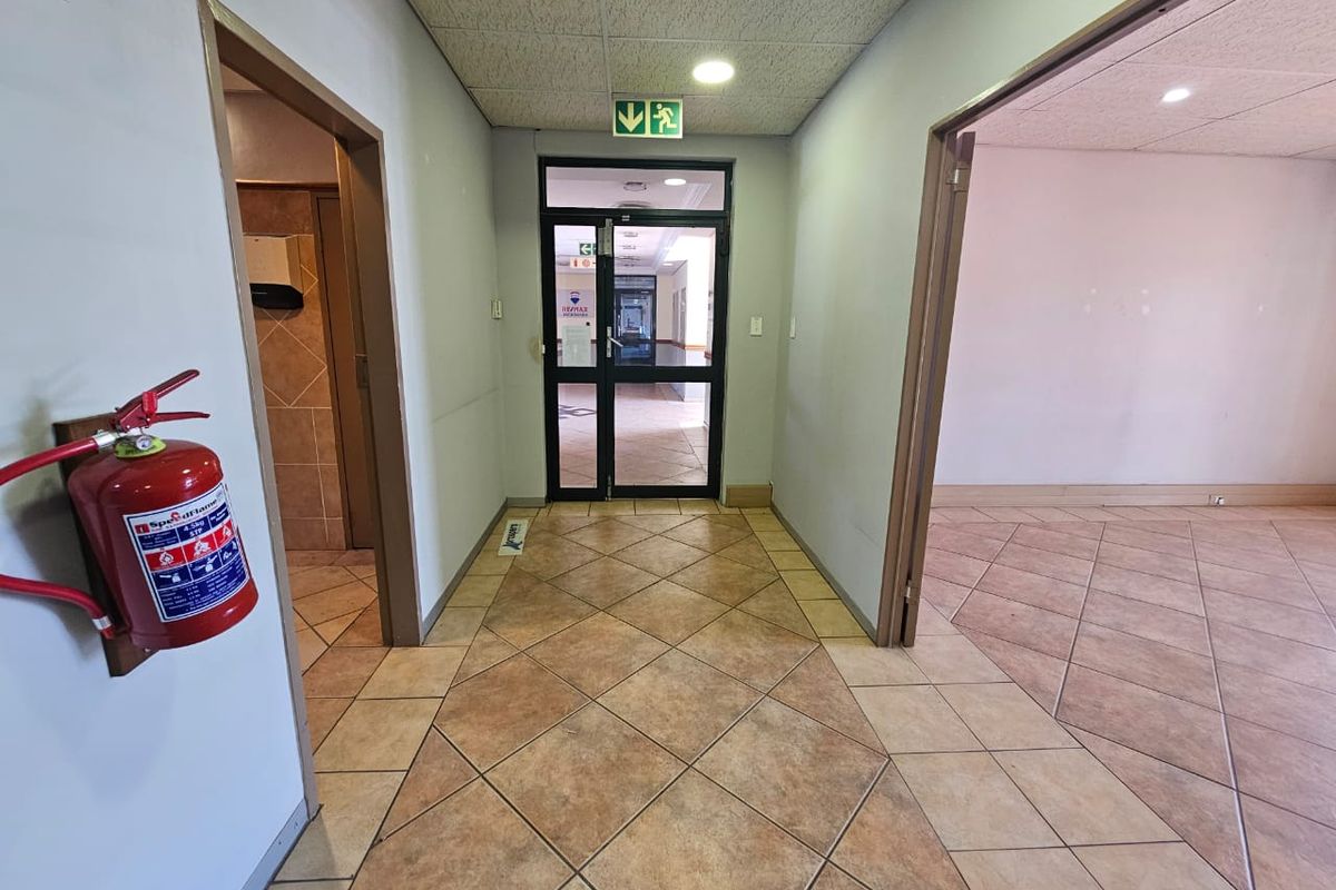 TO LET – Prestigious Office Space ±271 m2 I The Boardwalk Office Park I Open-Plan and Private Office - Photo 5