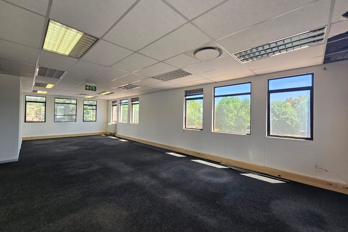 TO LET – Prestigious Office Space ±247 m2 – The Boardwalk Office Park I Open-Plan and Private Office - Photo 5