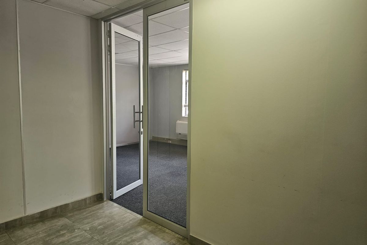 TO LET – Prestigious Office Space ±98 m2 – The Boardwalk Office Park I Open-Plan and Private Offices - Photo 5