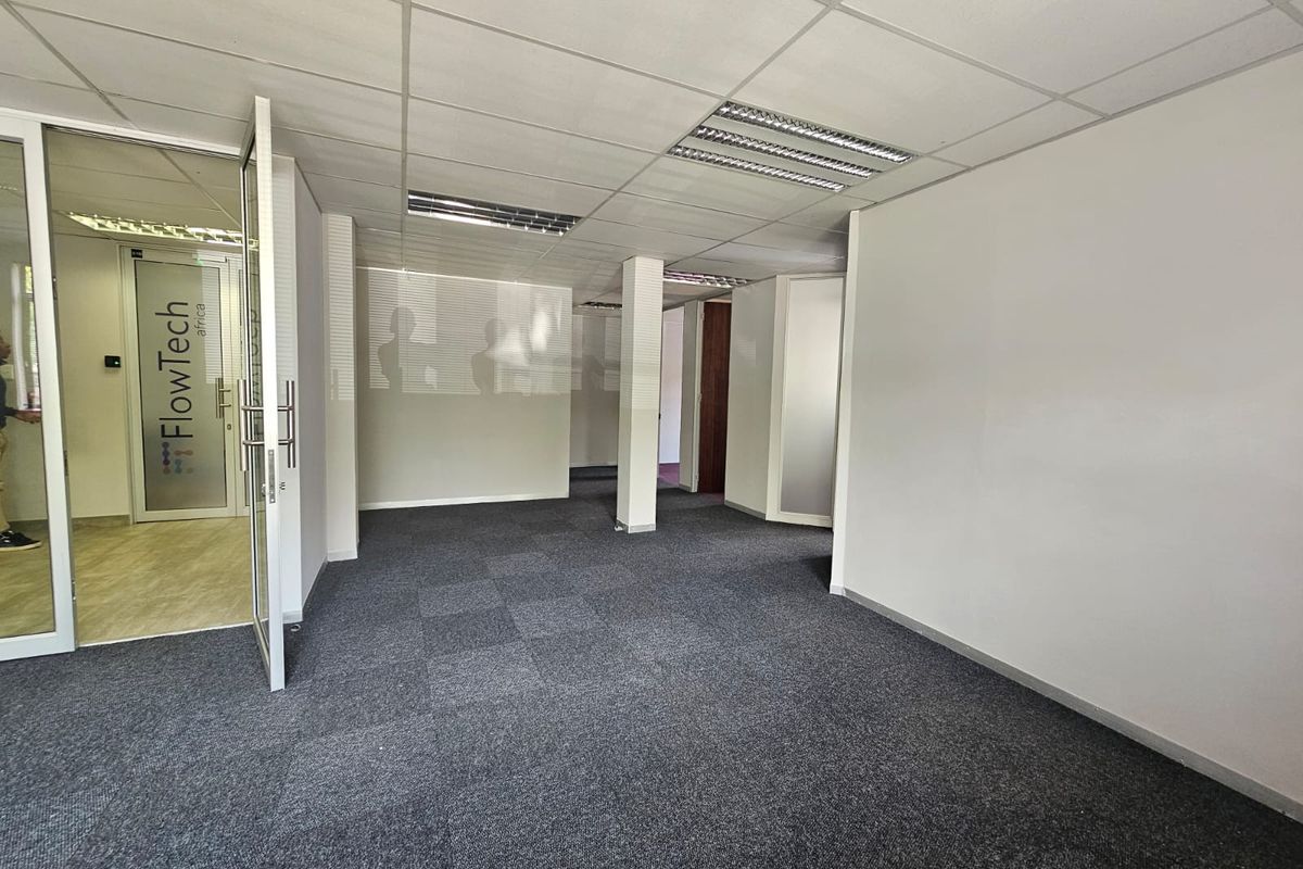 TO LET – Prestigious Office Space ±98 m2 – The Boardwalk Office Park I Open-Plan and Private Offices - Photo 4