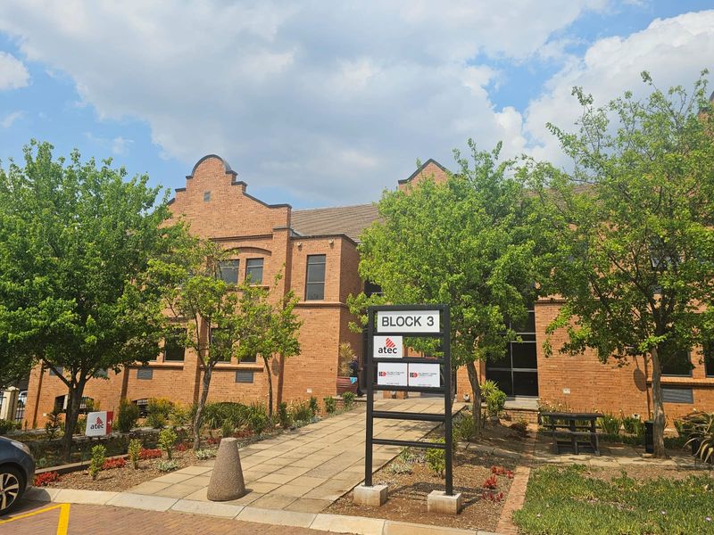TO LET – Prestigious Office Space ±98 m2 – The Boardwalk Office Park I Open-Plan and Private Offices - Photo 1