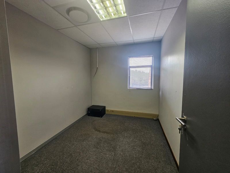 TO LET – Prestigious Office Space ±207 m2 – The Boardwalk Office Park I Open-Plan and Private Office - Photo 8
