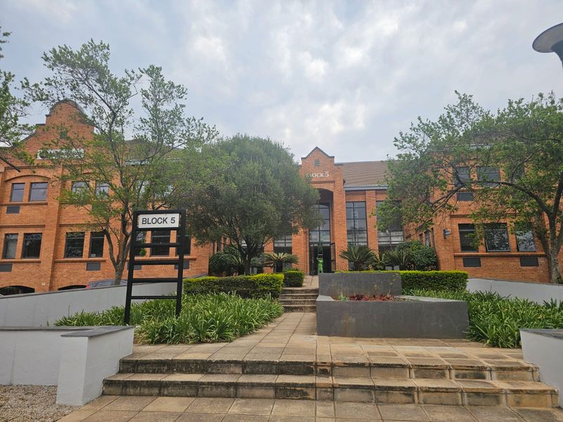 TO LET – Prestigious Office Space ±207 m2 – The Boardwalk Office Park I Open-Plan and Private Office - Photo 1