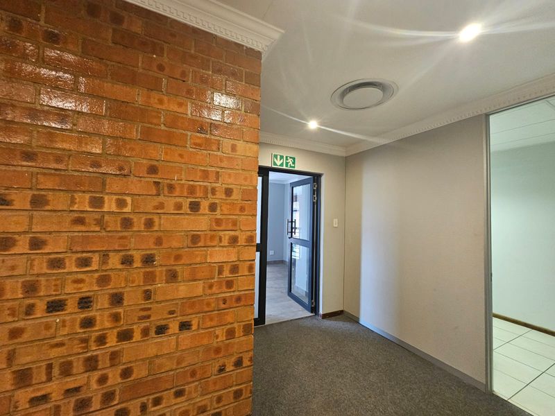TO LET – Prestigious Office Space ±207 m2 – The Boardwalk Office Park I Open-Plan and Private Office - Photo 3