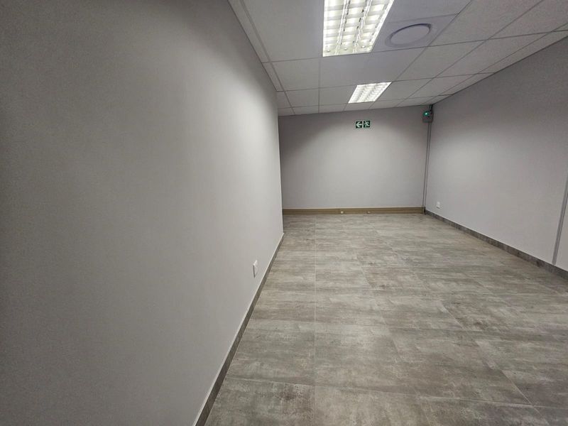 TO LET – Prestigious Office Space ±104 m2 – The Boardwalk Office Park I Open-Plan and Private Office - Photo 9