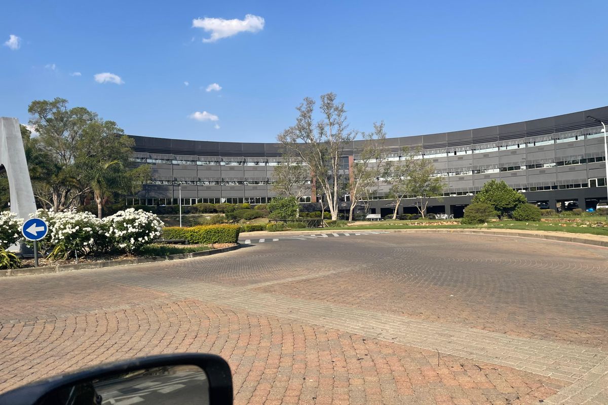 To Let: 5,600 m2 Office Building at Howick Close, Waterfall Office Park, Midrand - Photo 3