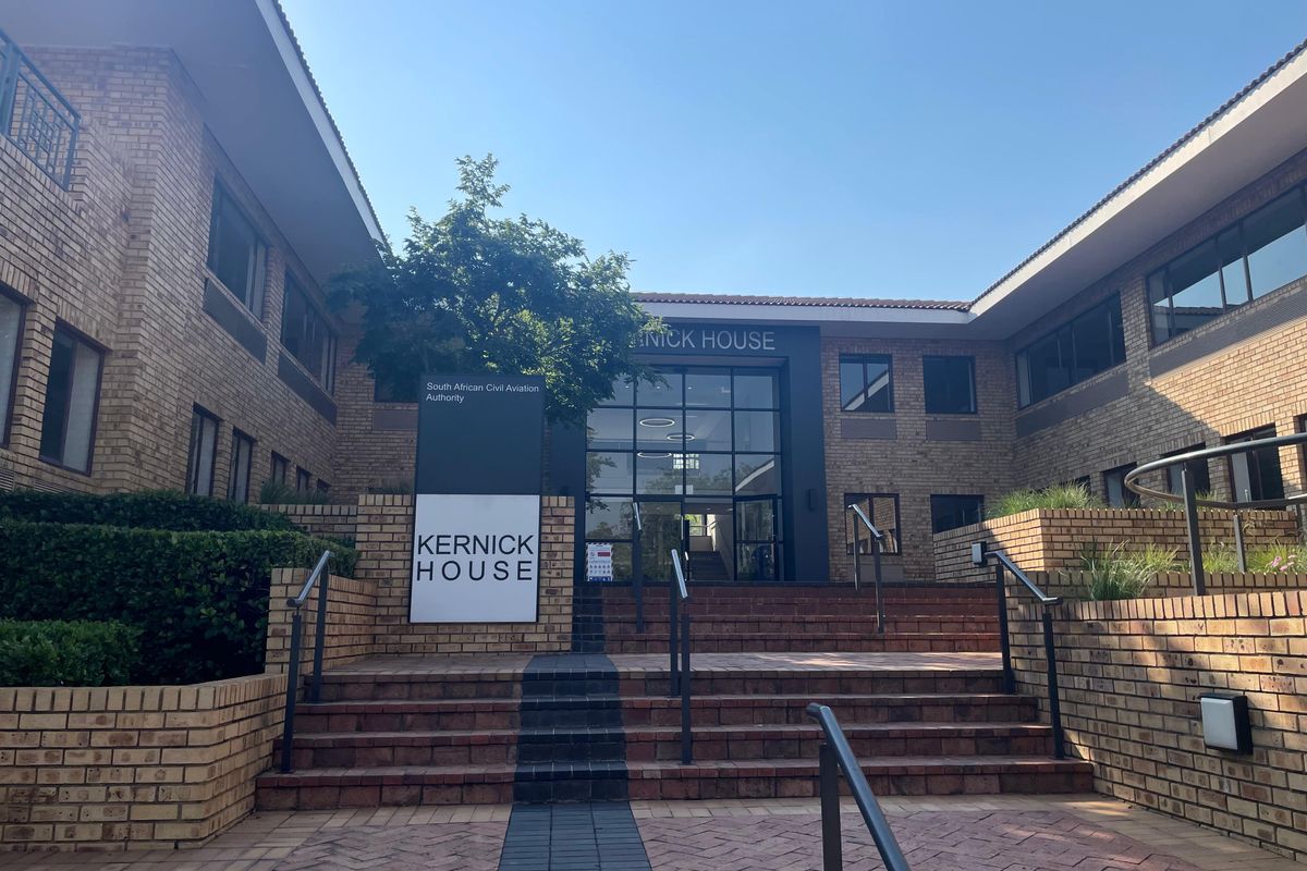 To Let: 5,600 m2 Office Building at Howick Close, Waterfall Office Park, Midrand - Photo 2