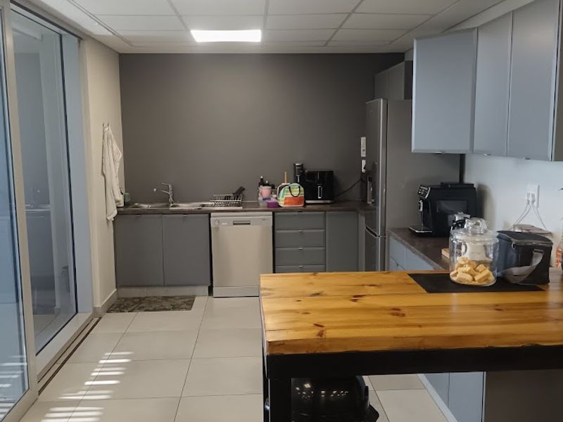 Spacious 412m2 office available to let in Point Waterfront, Durban—ideal for your business needs! - Photo 8