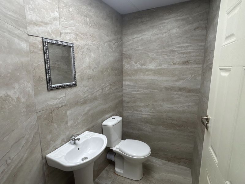 80 sqm Commercial Shop to Rent in Hilton Central - Photo 10