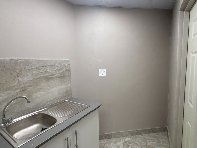 80 sqm Commercial Shop to Rent in Hilton Central - Photo 9