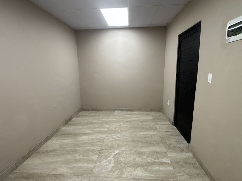 80 sqm Commercial Shop to Rent in Hilton Central - Photo 7