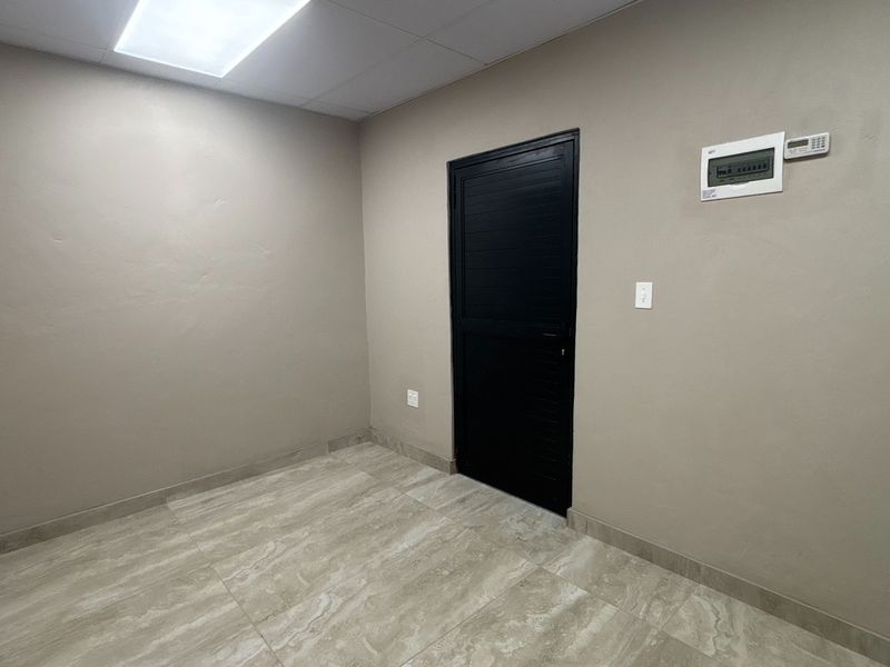 80 sqm Commercial Shop to Rent in Hilton Central - Photo 8