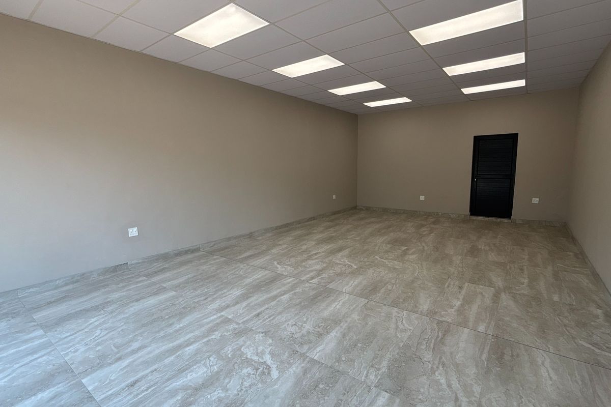 80 sqm Commercial Shop to Rent in Hilton Central - Photo 3