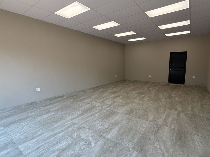 80 sqm Commercial Shop to Rent in Hilton Central - Photo 3