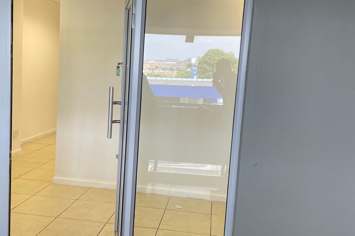 65 m2 Retail Shop / Medical Suite To Let – Kyalami on Main Shopping Centre - Photo 3