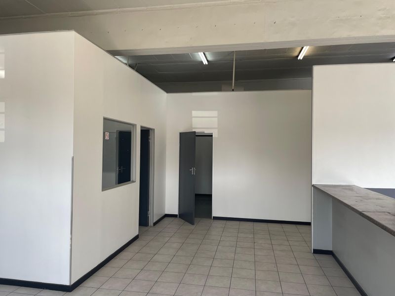 252 Sqm Warehouse or Distribution Unit To Let at Kyalami - Photo 4
