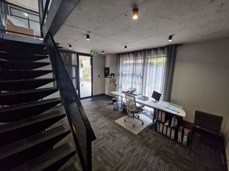 Beautiful office space available in the heart of Rooihuiskraal north - Photo 5
