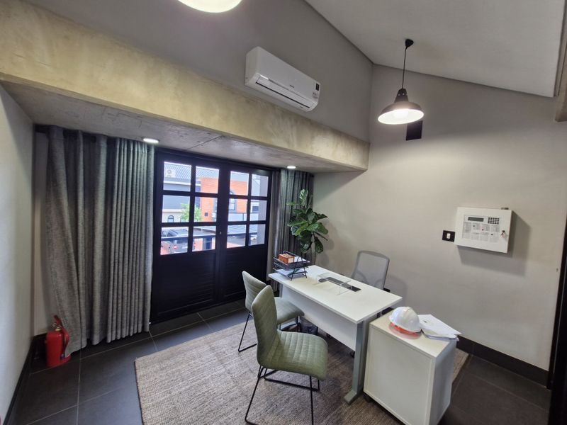 Beautiful office space available in the heart of Rooihuiskraal north - Photo 6